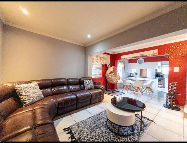 3 BEDROOM TOWNHOUSE FOR SALE IN SONNEVELD